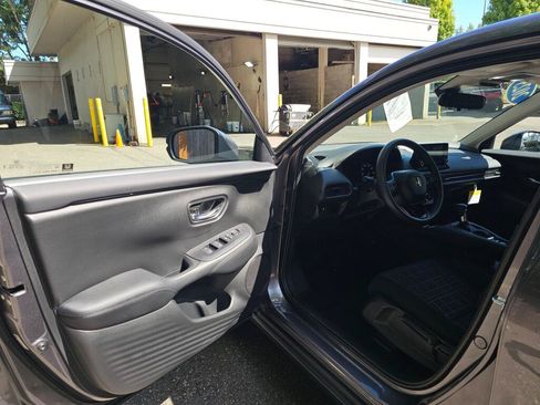 Certified 2025 Honda HR-V LX image 23