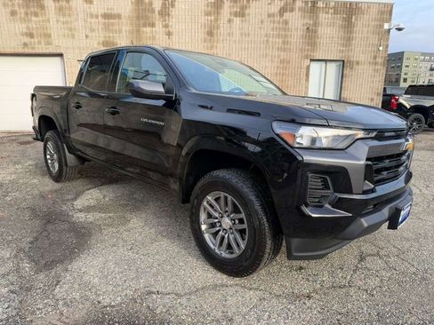 Used 2023 Chevrolet Colorado LT AWD/4WD image 9
