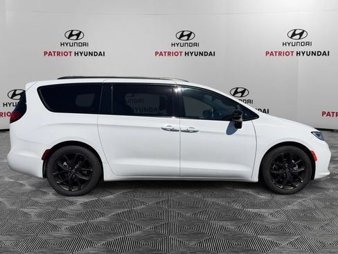 Used 2025 Chrysler Pacifica Limited FWD image 2