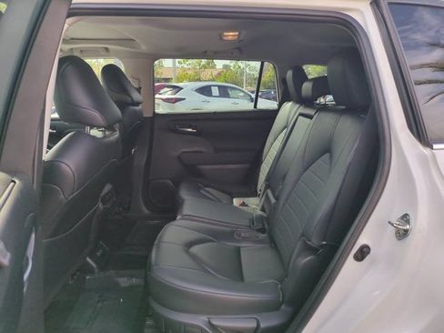 Used 2023 Toyota Highlander XLE FWD image 26