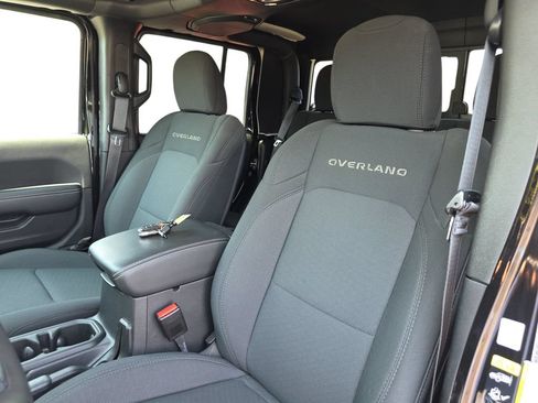 Used 2023 Jeep Gladiator Overland AWD/4WD image 15