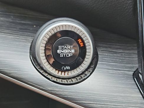 Used 2024 Jeep Wagoneer L Series II RWD image 18