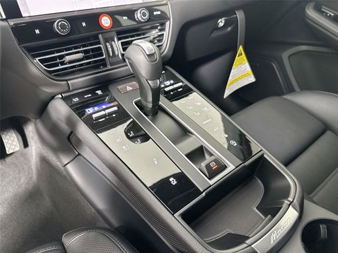 Certified 2026 Porsche Macan AWD/4WD image 35