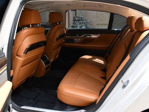 Used 2018 BMW 750i image 44