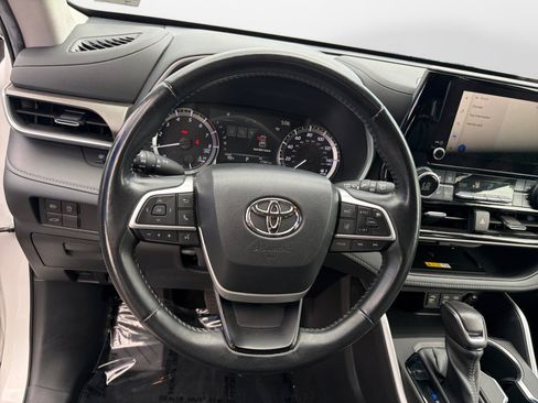 Used 2023 Toyota Highlander XLE FWD image 10