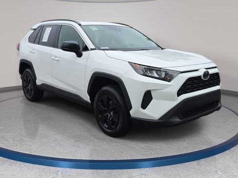 Used 2020 Toyota RAV4 LE FWD image 3