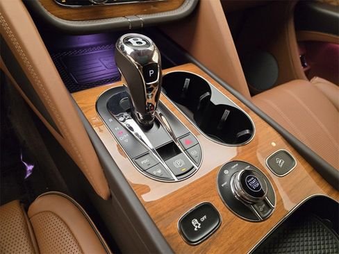 Certified 2022 Bentley Bentayga V8 image 40