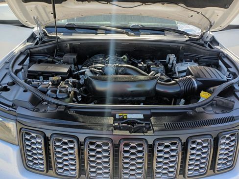 Used 2017 Jeep Grand Cherokee Altitude image 40