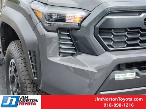 Used 2025 Toyota Tacoma TRD Off-Road image 10