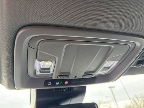 Used 2025 GMC Sierra 1500 SLT image 14