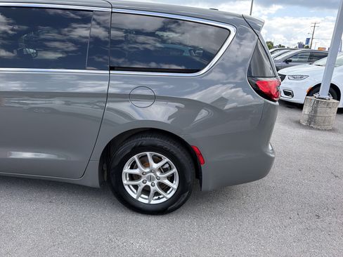 Used 2025 Chrysler Pacifica Select FWD image 9