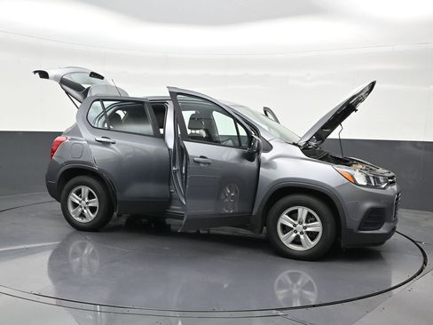 Used 2020 Chevrolet Trax LS FWD image 34