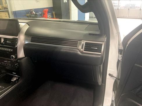 Used 2022 Lexus GX 460 Premium w/ Accessory Package AWD/4WD image 13