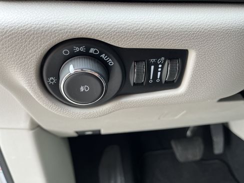 Used 2024 Chrysler Pacifica Touring-L FWD image 23