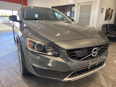 Used 2018 Volvo V60 T5 Cross Country Platinum image 2