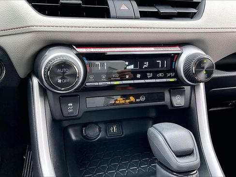 Used 2025 Toyota RAV4 XLE image 32