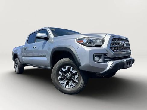 Used 2017 Toyota Tacoma TRD Off-Road w/ Tow Package AWD/4WD image 3
