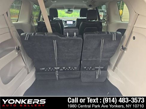 Used 2023 Chrysler Pacifica Touring-L FWD image 17