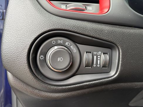 Used 2017 Jeep Renegade Trailhawk w/ Popular Equipment Group AWD/4WD image 25