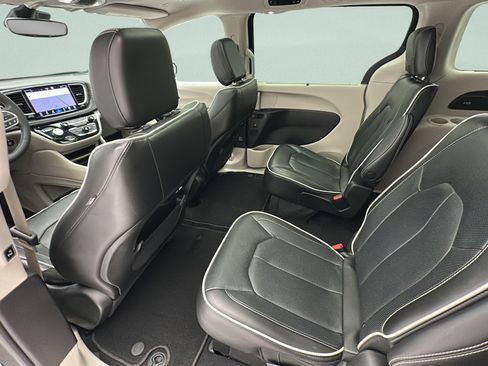 Used 2023 Chrysler Pacifica Limited FWD image 11