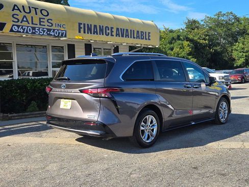 Used 2021 Toyota Sienna Limited image 7