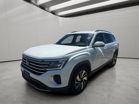 Used 2025 Volkswagen Atlas SE image 3