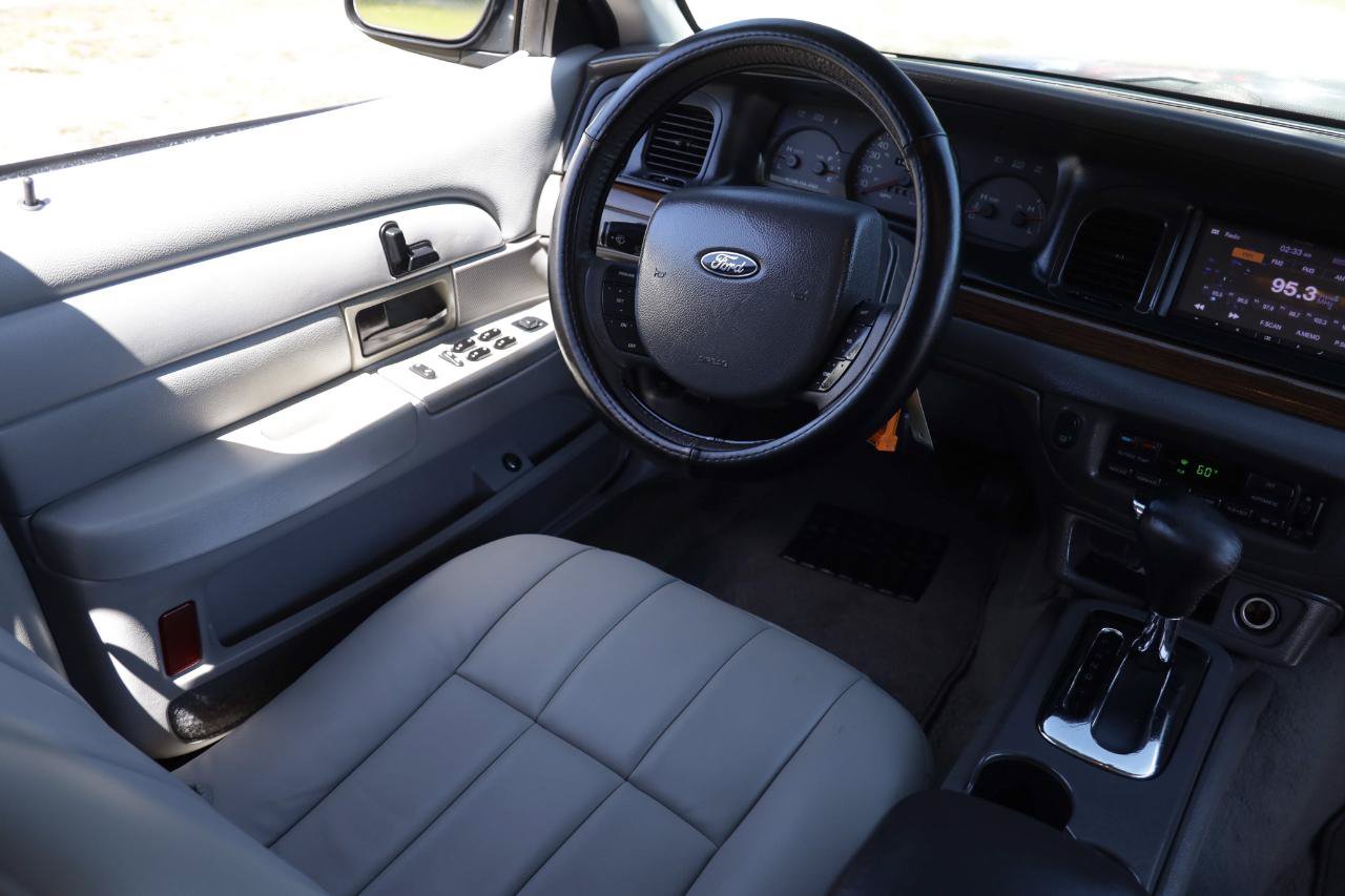 Used 2005 Ford Crown Victoria LX RWD image 21