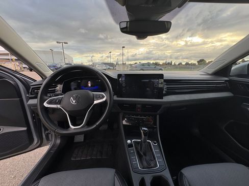 Used 2025 Volkswagen Jetta SE image 33