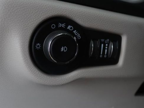 Used 2023 Chrysler Pacifica Touring-L image 24