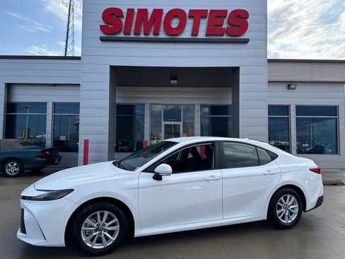 Used 2026 Toyota Camry LE image 1