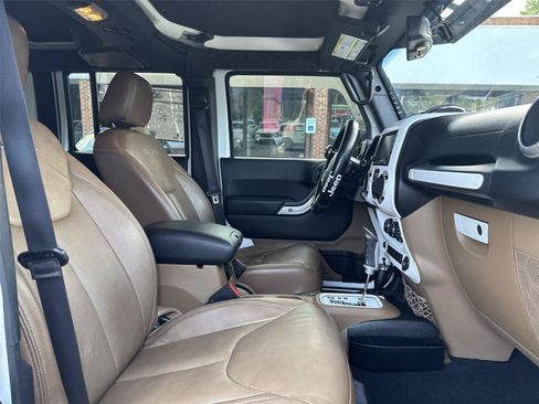 Used 2017 Jeep Wrangler Unlimited Sahara AWD/4WD image 19