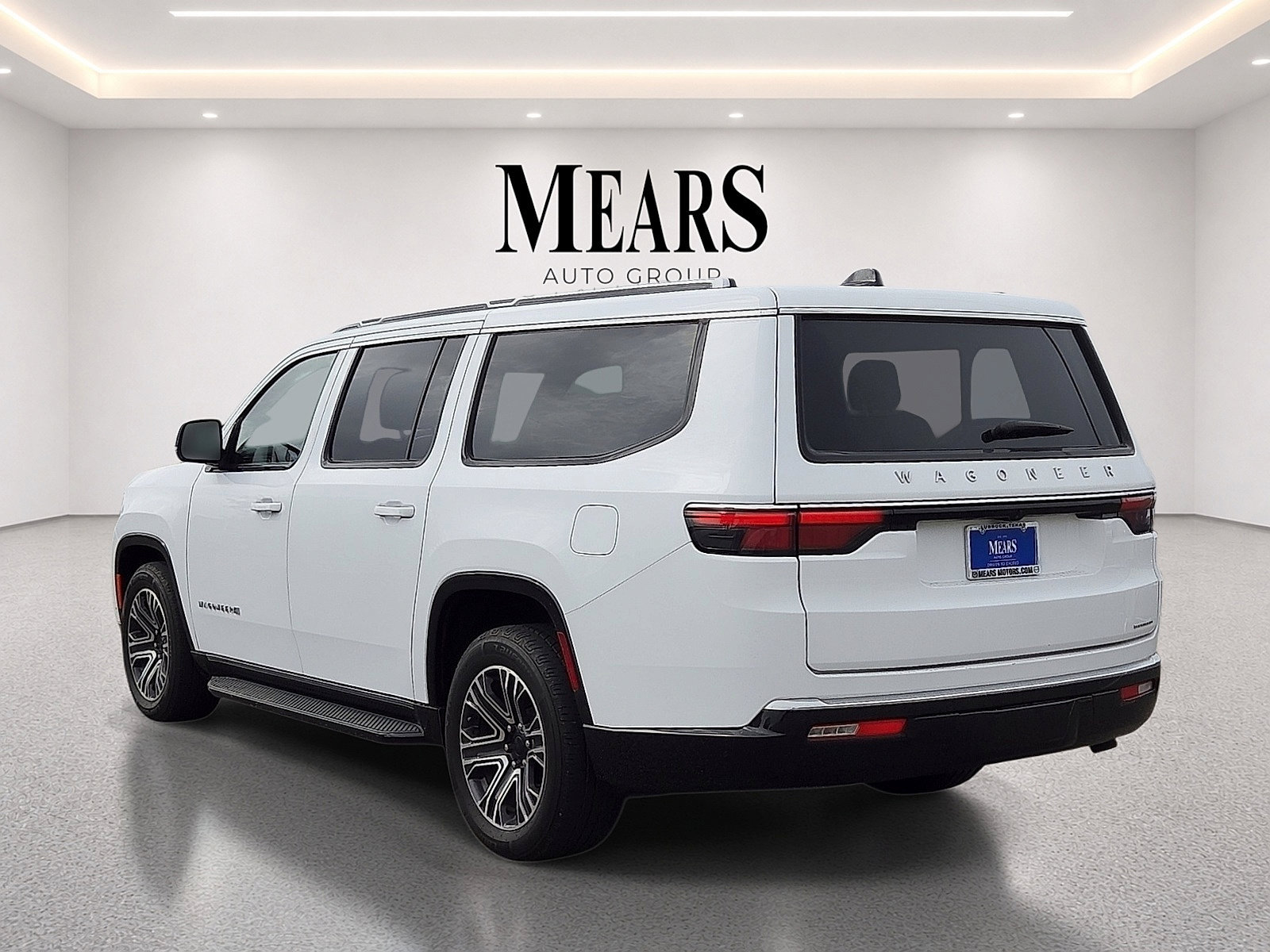 Used 2024 Jeep Wagoneer L Series II w/ Flexible Seating Group RWD image 3