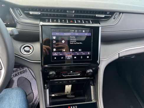 Used 2024 Jeep Grand Cherokee Laredo X image 16