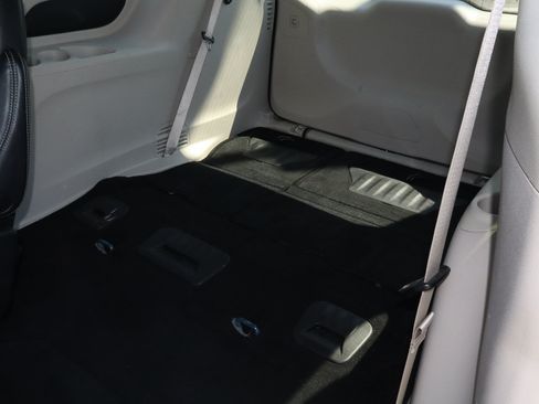 Used 2023 Chrysler Pacifica Touring-L FWD image 18