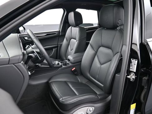 Certified 2026 Porsche Macan AWD/4WD image 5