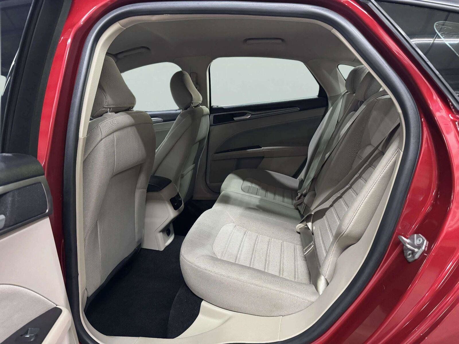 Used 2020 Ford Fusion SE FWD image 38
