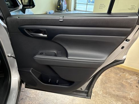 Used 2022 Toyota Highlander XLE image 19