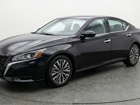 Used 2025 Nissan Altima 2.5 SV FWD image 3