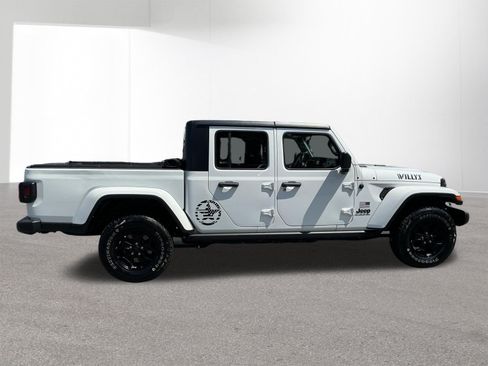 Used 2022 Jeep Gladiator Sport AWD/4WD image 2