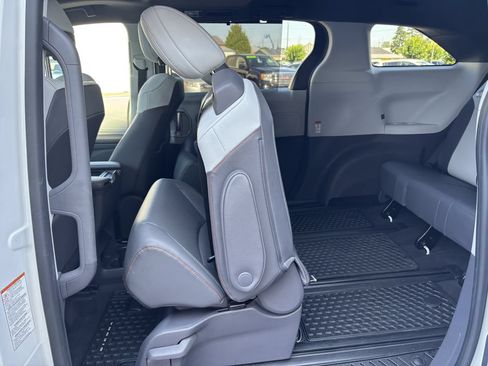 Used 2021 Toyota Sienna XSE FWD image 25