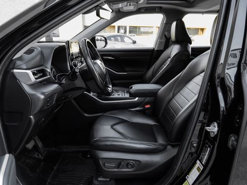 Used 2021 Toyota Highlander XLE image 3