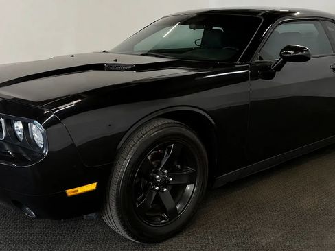 Used 2009 Dodge Challenger SE RWD image 4
