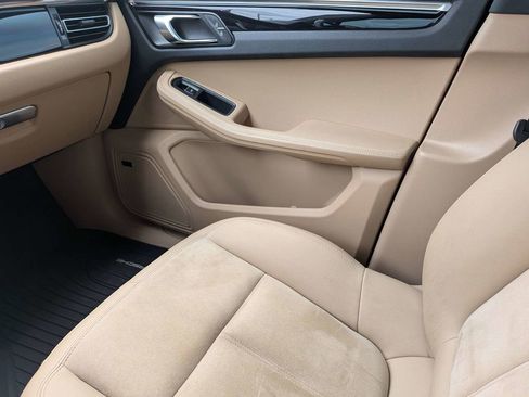 Used 2021 Porsche Macan Base image 17