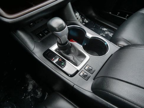 Used 2019 Toyota Highlander XLE image 18