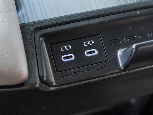 Certified 2025 Toyota Sienna LE FWD image 32
