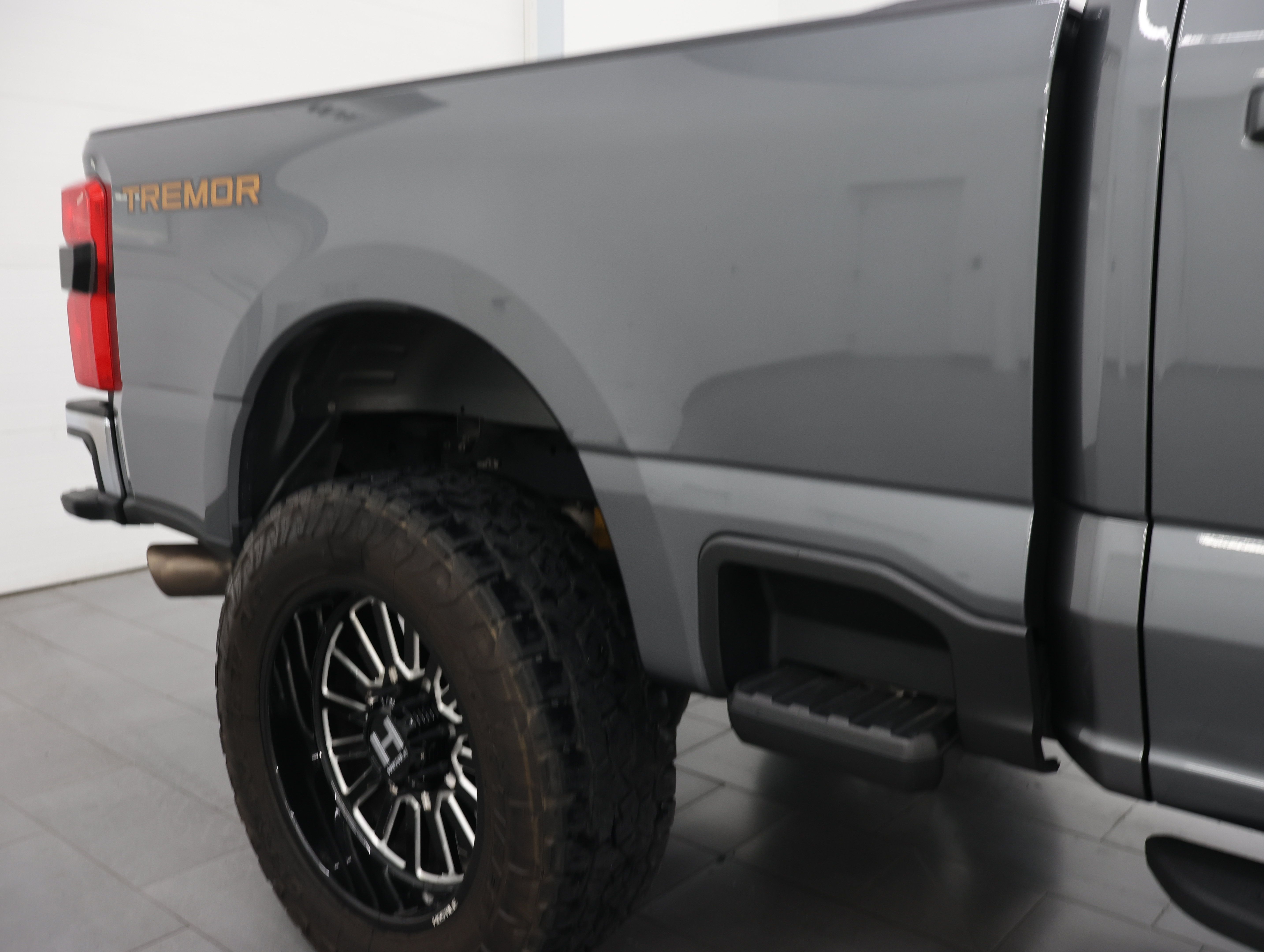 Used 2024 Ford F350 Lariat w/ Tremor Off-Road Package AWD/4WD image 28