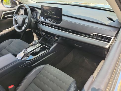 Used 2025 Mitsubishi Outlander AWD image 13
