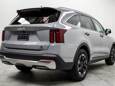 Used 2024 Kia Sorento S w/ Panoramic Sunroof Package FWD image 12