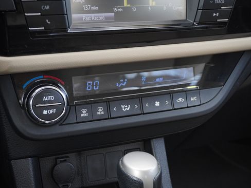 Used 2015 Toyota Corolla LE image 25