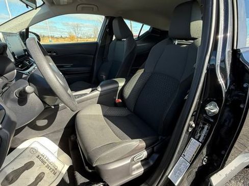 Used 2022 Toyota C-HR XLE image 16